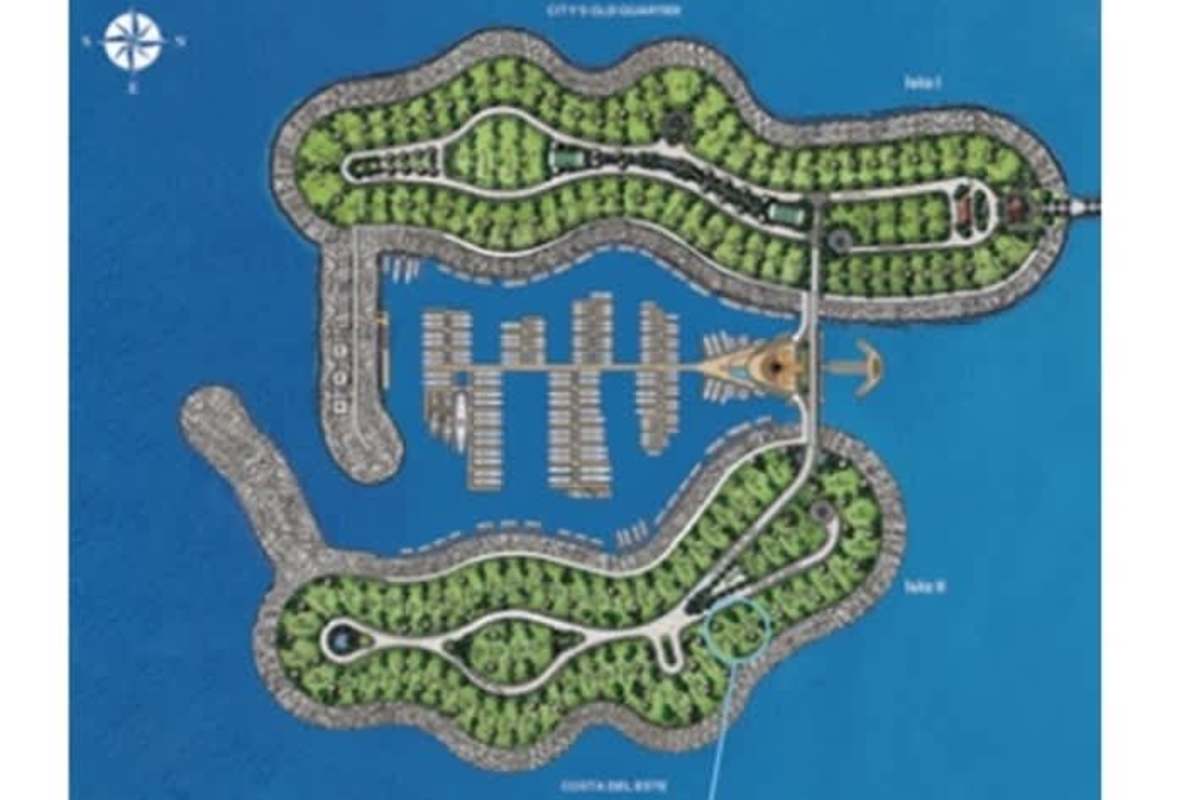 Luxury marina docks with yachts and waterfront homes on Ocean Reef Islands Panama City