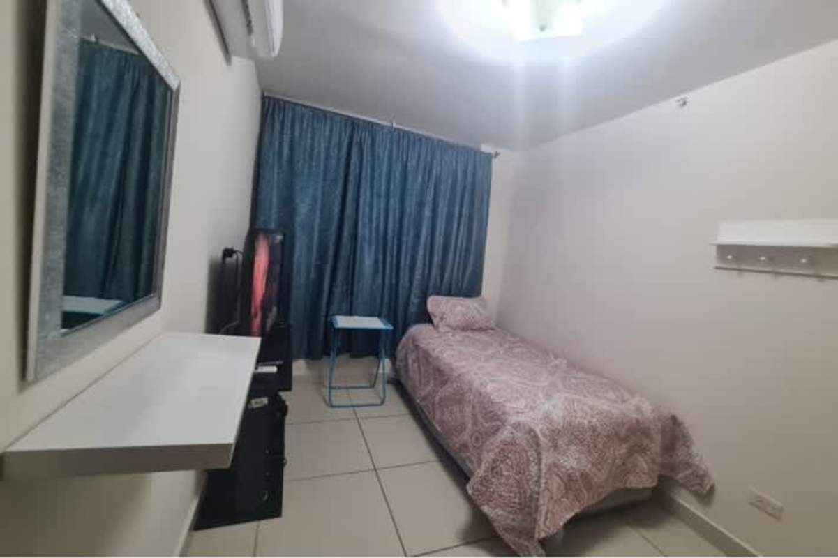 Contemporary master bedroom featuring TV unit, ensuite bathroom, air conditioning in PH Vía España Panama