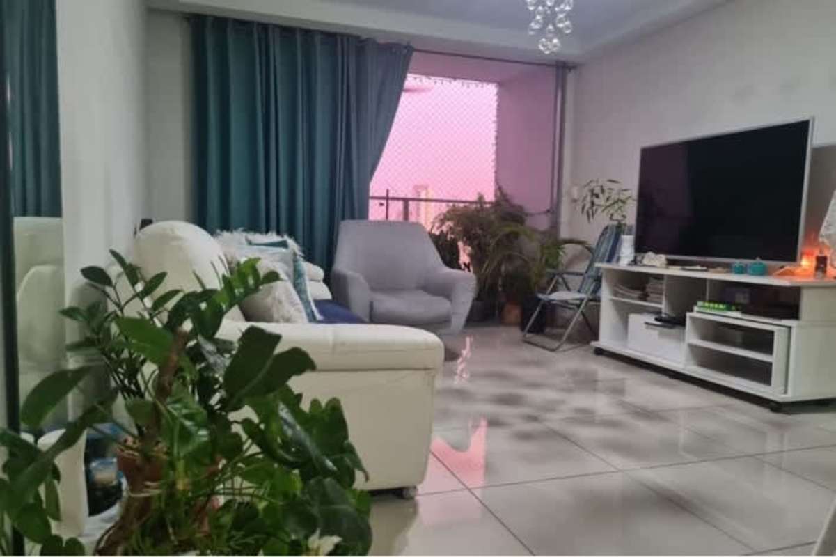 Living room with balcony access, tiled floor, and modern furnishings in PH Vía España San Francisco Panama