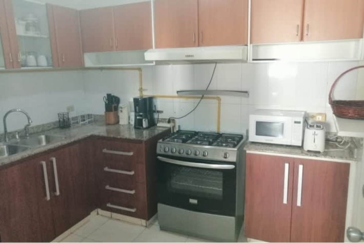 Spacious master bedroom with AC, walk-in closet, ensuite house Cerro Viento Panama for rent