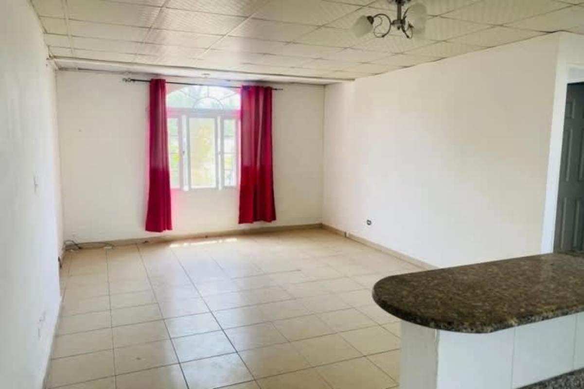 Traditional bathroom pedestal sink decorative tiles PH Mystic Town Pedregal Panama