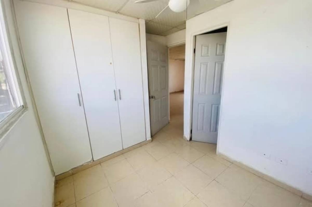 Main bedroom tiled floor built-in closet ceiling fan PH Mystic Town Pedregal Panama City
