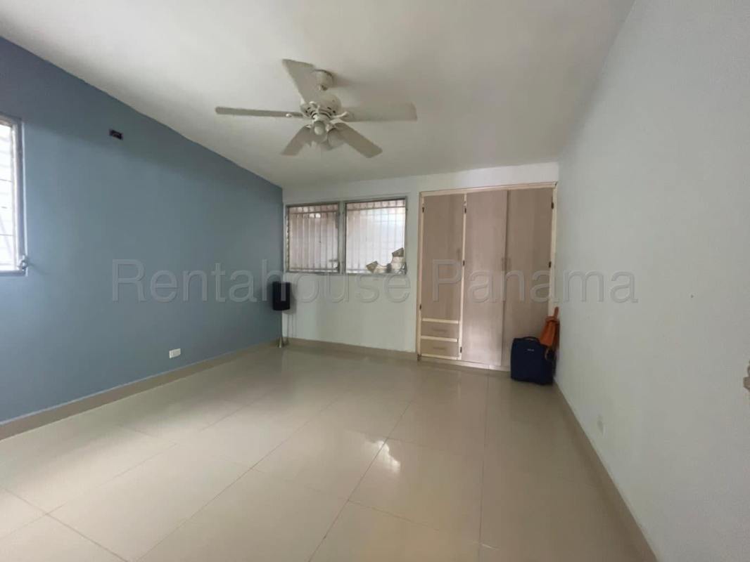 Bedroom with closet and AC unit in residential house 12 de Octubre Panama City