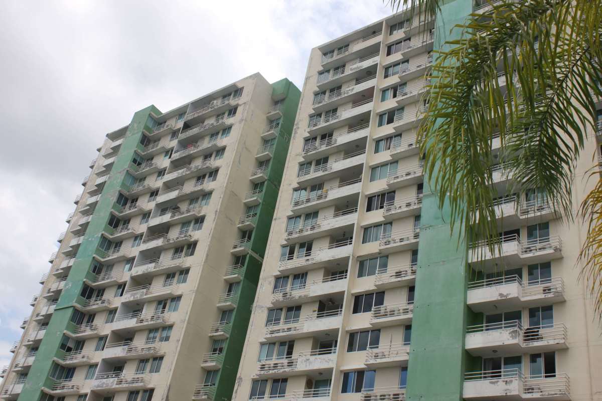 Living dining area with split AC hookup, pendant lights and balcony door PH Green Park Panama