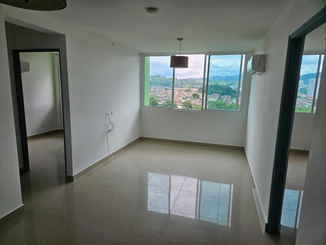 Bedroom with closet space and window at PH Green Park Condado del Rey