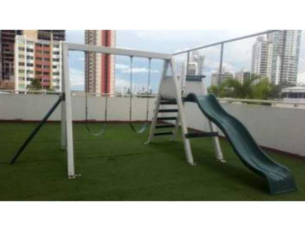 Swimming pool with lounge area PH Sunshine near Parque Omar Panama City