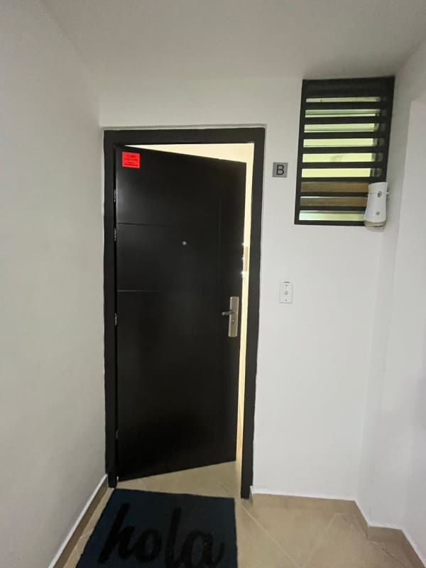 Living area with large windows, balcony, ceramic floors PH Paseo del Golf Panama