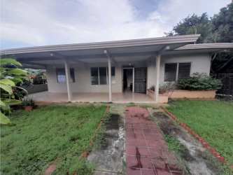 Large unfurnished living room with arched doorway in family house for sale in Chitré