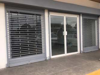 Glass door storefront commercial rental unit with parking in Plaza LG Arraiján Panama