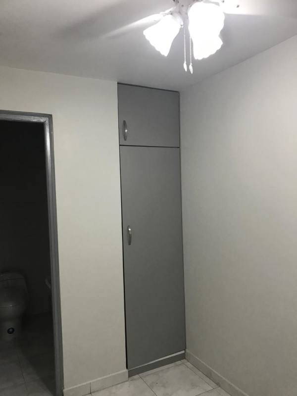 Spacious bedroom with tile floors, built-in closet and AC in PH Punta Paitilla Panama