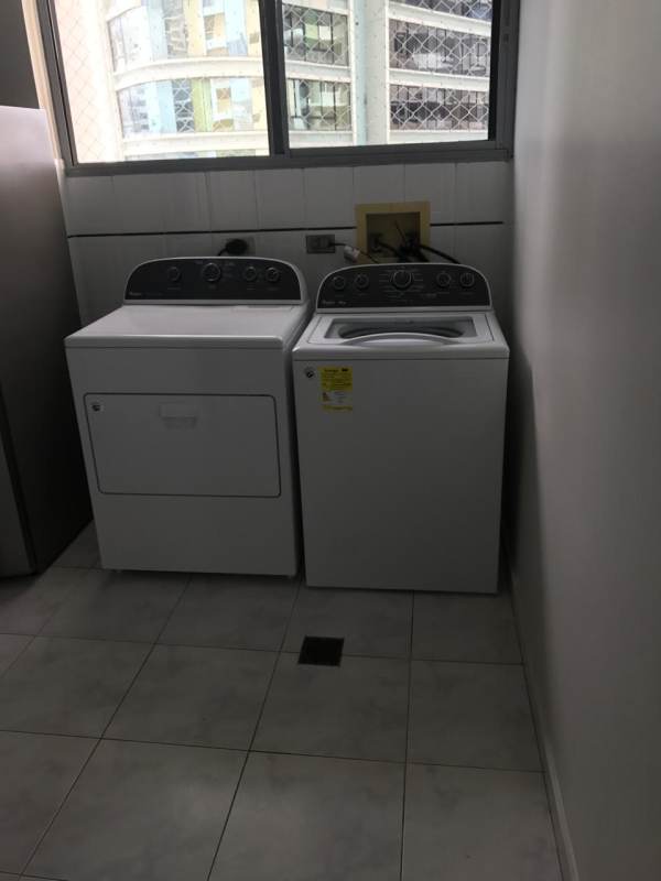 Laundry room with large window, washer and dryer in PH Punta Paitilla