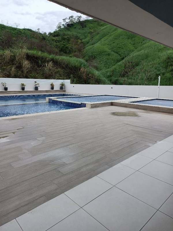 Swimming pool with jacuzzi and mountain backdrop in Altos de Panama