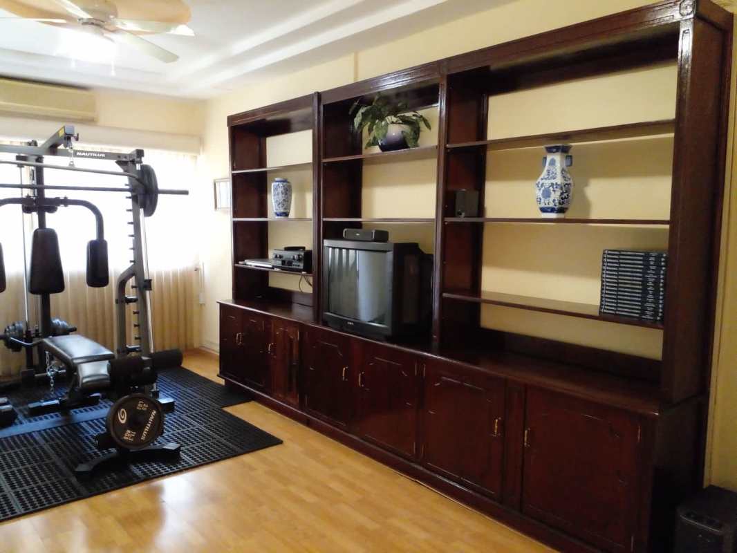 Multi-use space with gym equipment, wooden shelving and entertainment area Miraflores Panama