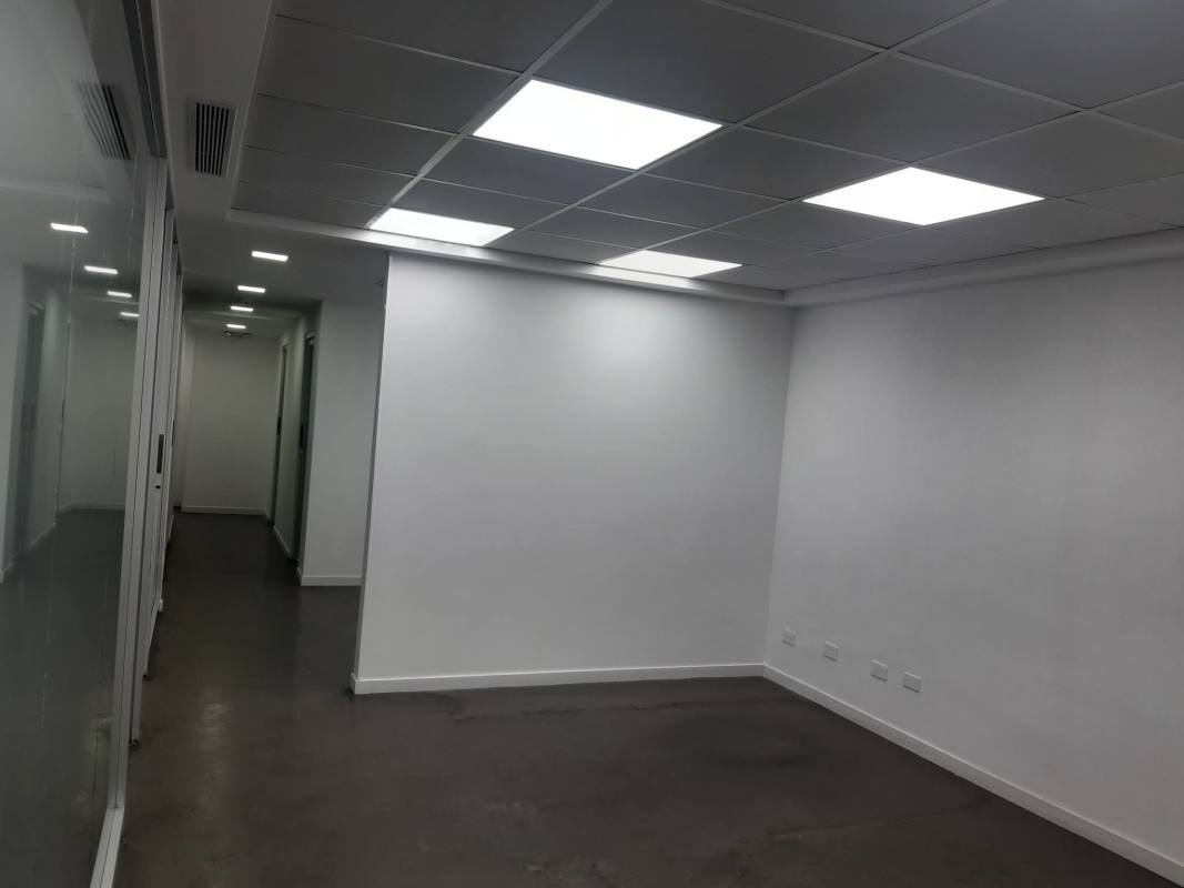 Empty commercial office with glass partitions drop ceiling PH Royal Center Marbella Panama for rent
