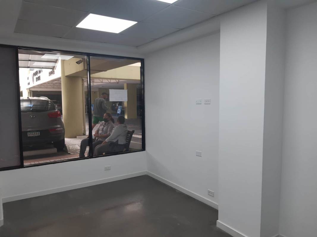 Bright unfurnished commercial office area with windows PH Royal Center Panama