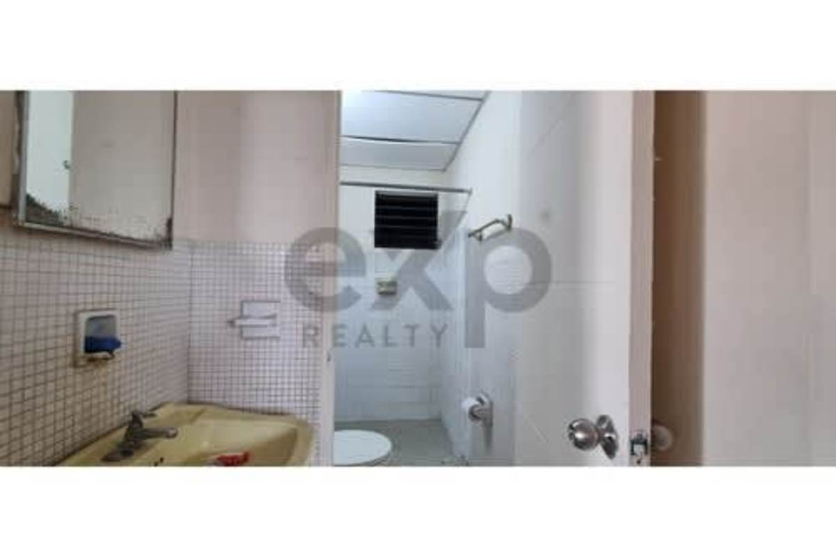 Main bathroom with yellow sink and mosaic backsplash in Villa Rica Pueblo Nuevo Panama