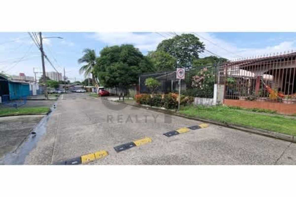 Exterior gated yard and street in Residencial Villa Rica Pueblo Nuevo Panama