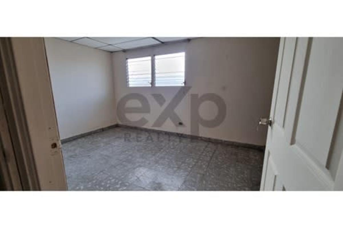 Bedroom with windows and ceramic tile floor Pueblo Nuevo Panama Villa Rica