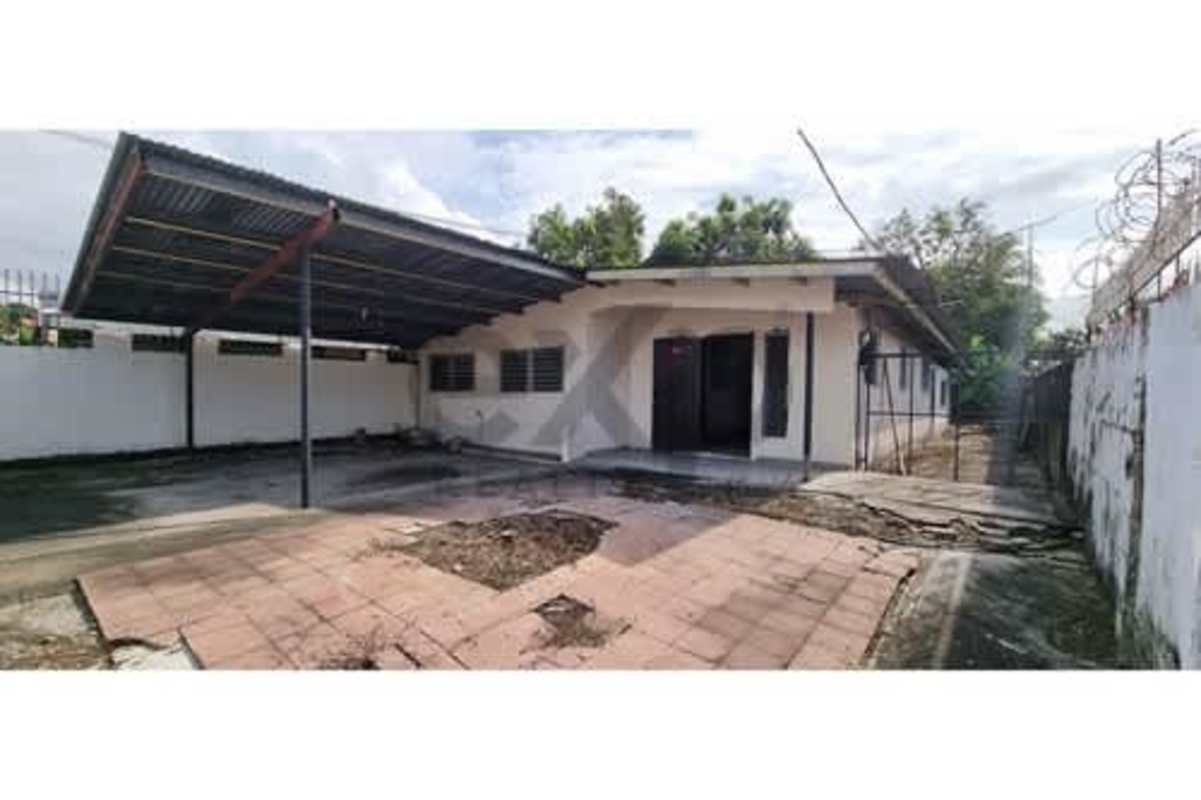 Exterior of single-story house with driveway and fence in Villa Rica Panama