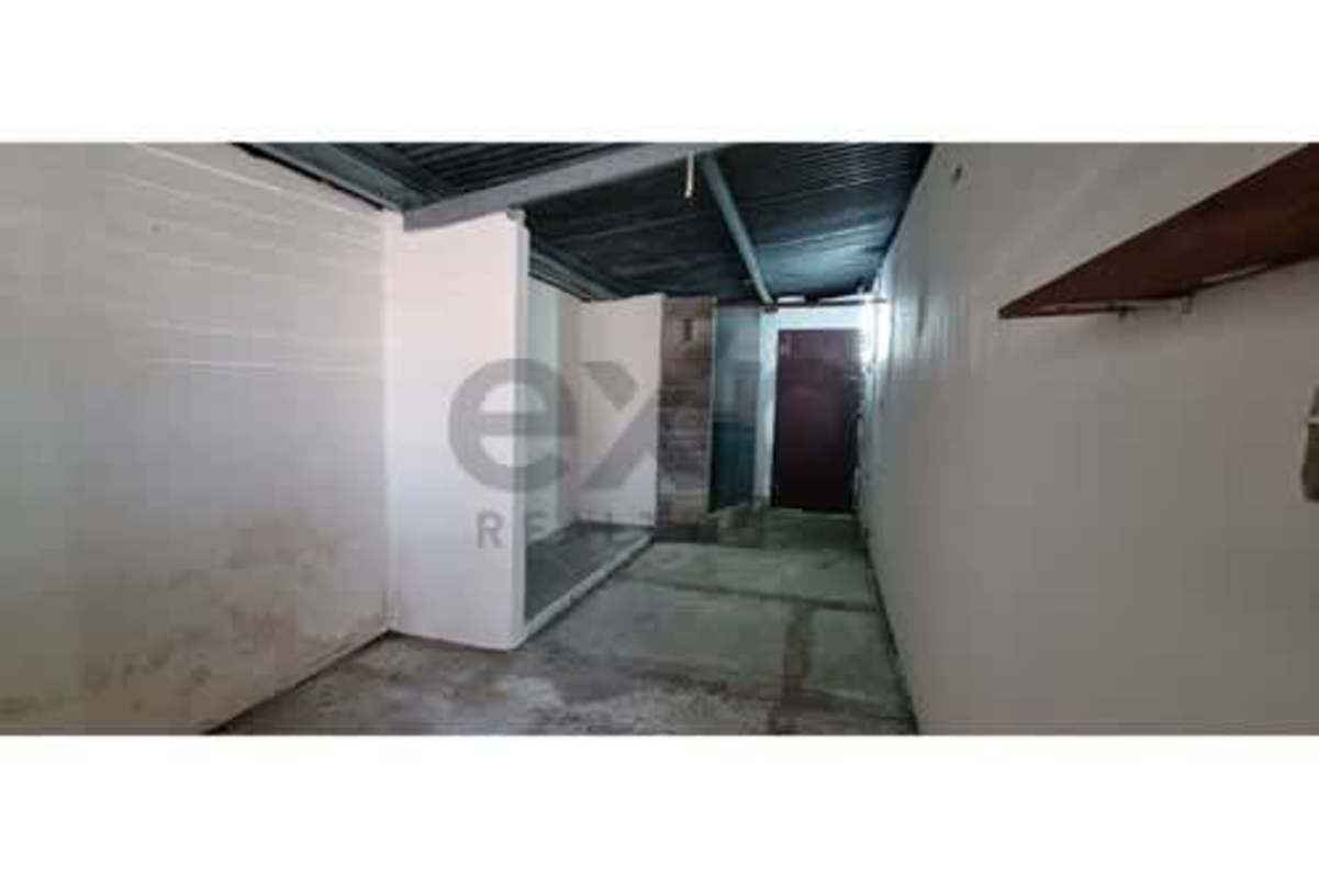 Carport and entrance gate at Villa Rica house for sale in Panama City