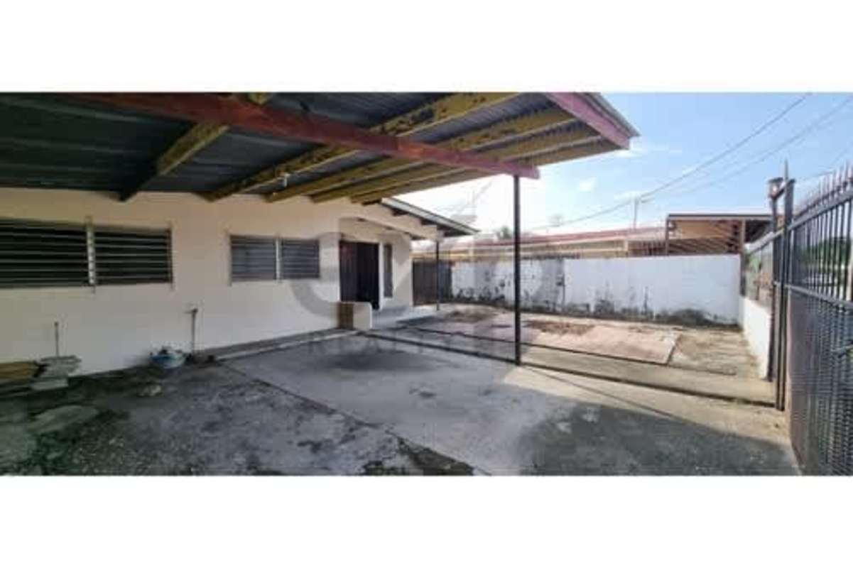 Gated carport and fence at Pueblo Nuevo Panama house for sale in Villa Rica