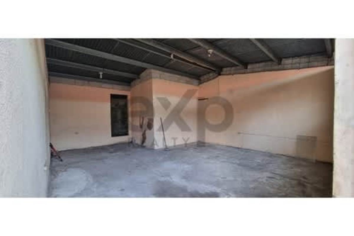 Unfinished garage or utility room in Villa Rica Pueblo Nuevo Panama house