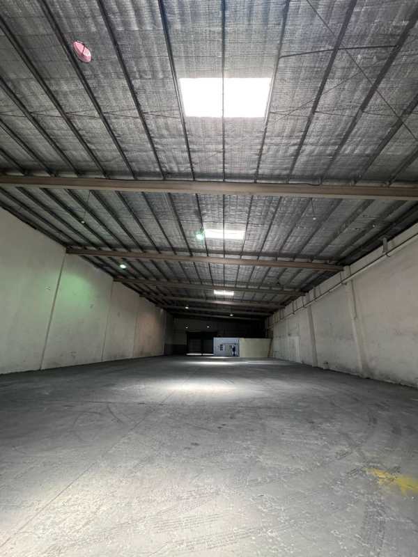 Spacious warehouse with container access roll-up doors in Costa del Este Panama