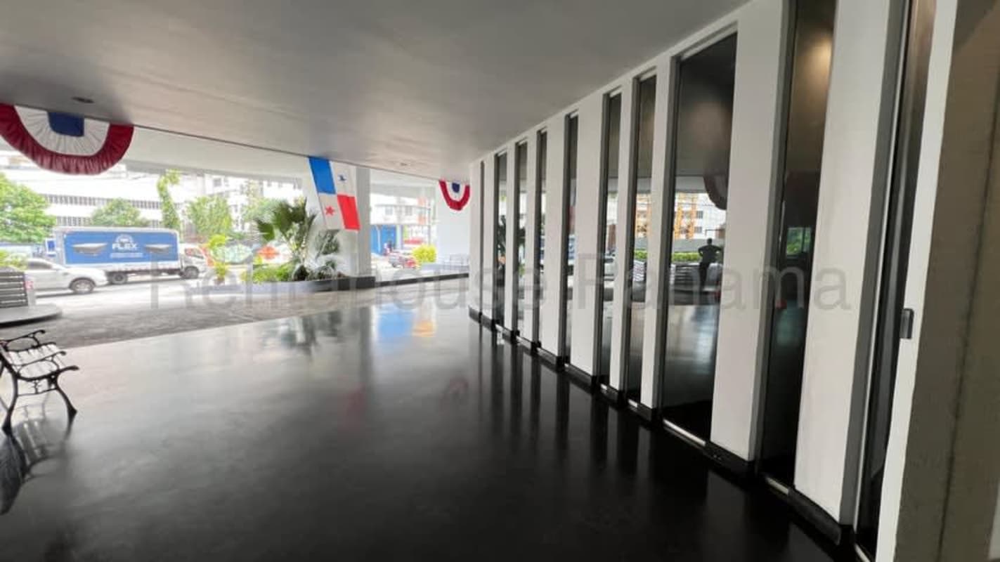 Bright bedroom with large windows city view PH Coco del Mar Panama