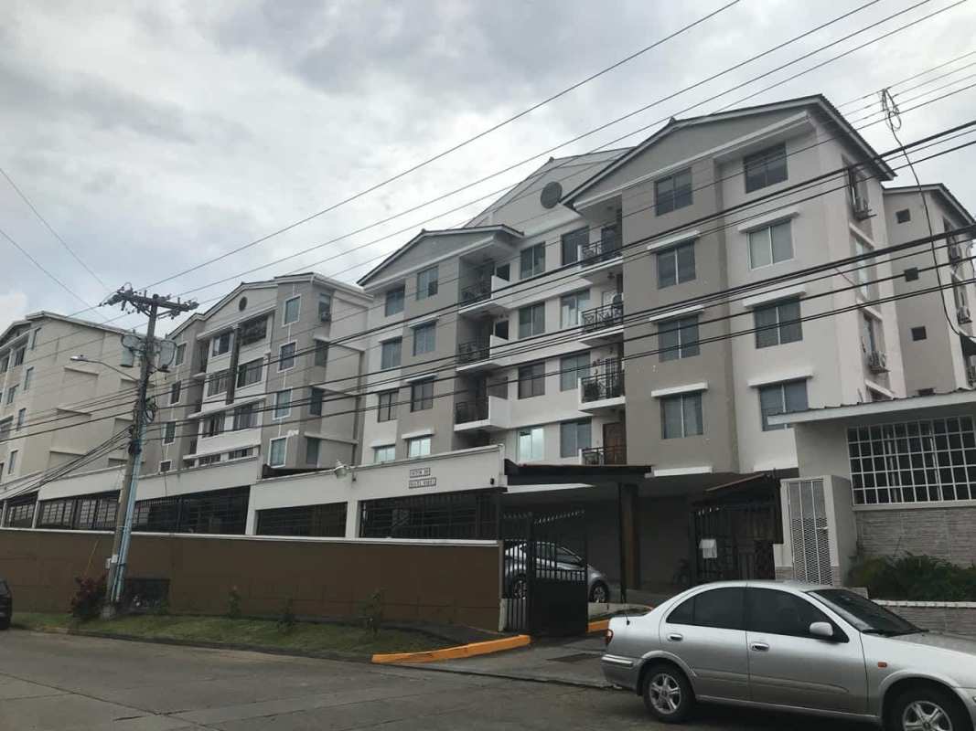 Bedroom with ceiling fan, ample window, tile floors PH Limajo Altos de Santa María Panama