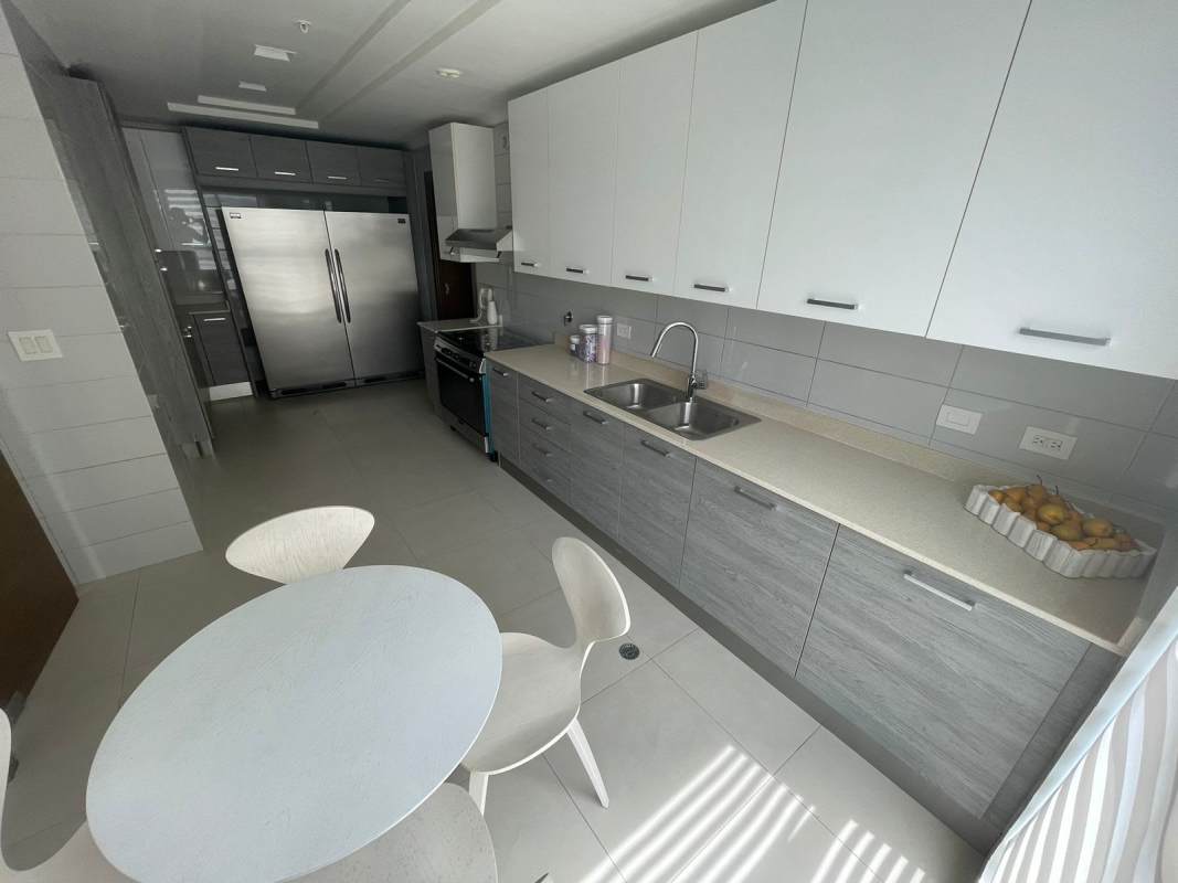 Bedroom with ensuite bath, built-in closets and modern decor in PH Park Lane Costa del Este