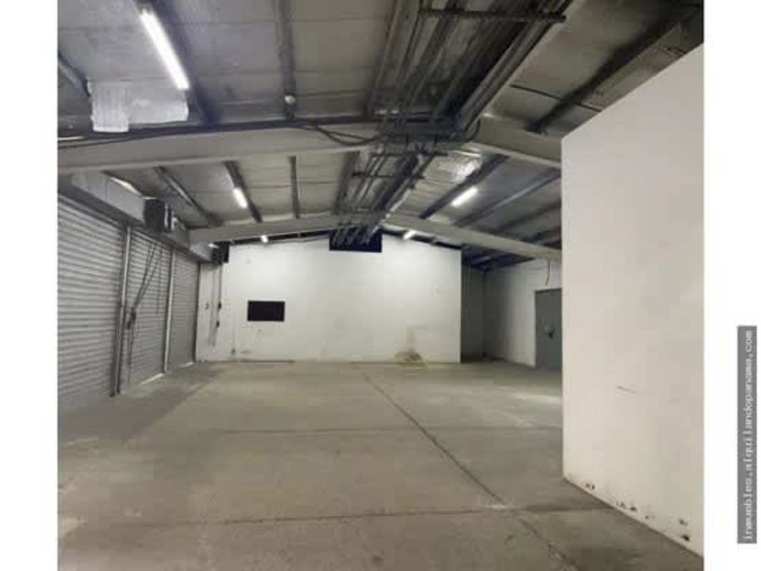 Spacious warehouse interior with concrete floors and exposed steel beams in El Carmen Panama City