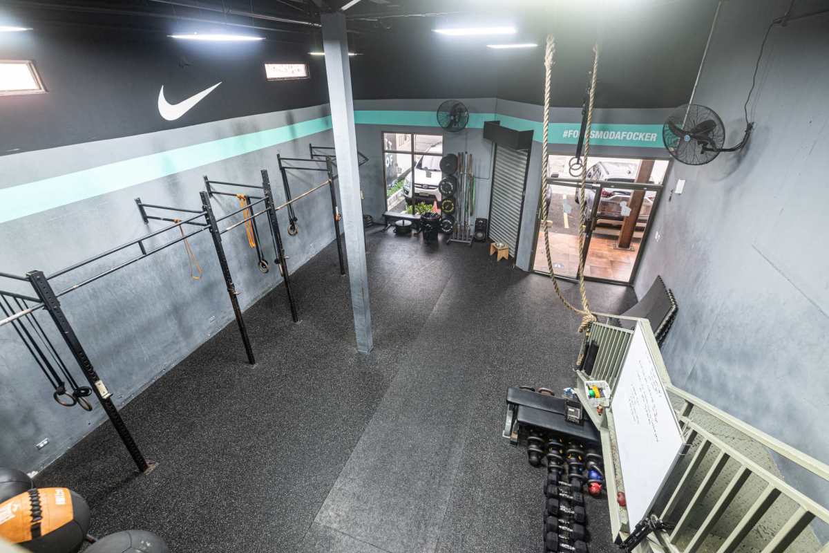 Spacious gym interior commercial space with ropes, pull-up bars, weight racks for rent in San Francisco Panama