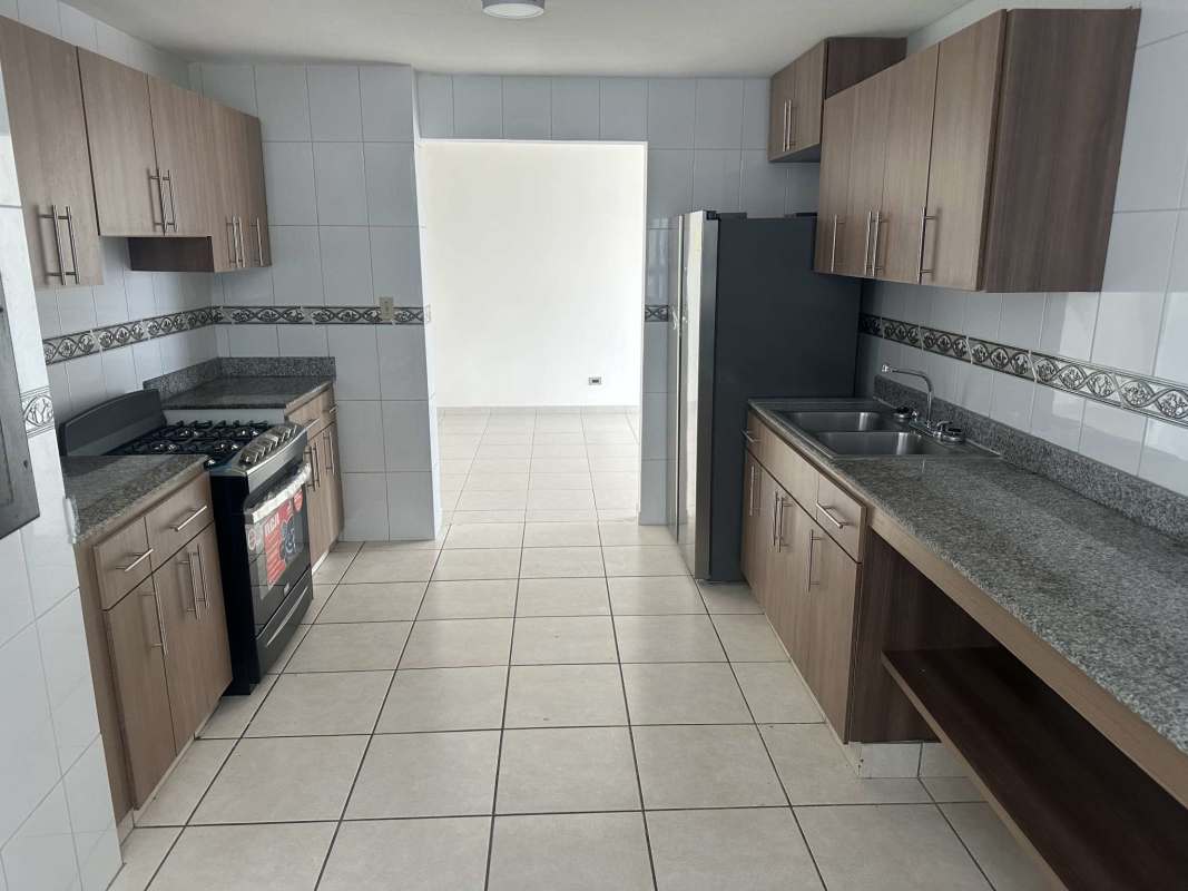 Bedroom with built-in closet, large windows, tiled floor, air conditioning in PH Sky View Panama City