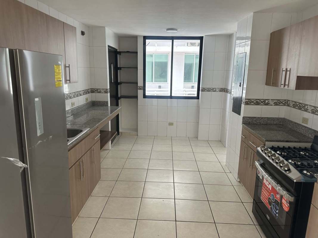 Contemporary bathroom with vanity and walk-in shower in PH Sky View apartment Panama