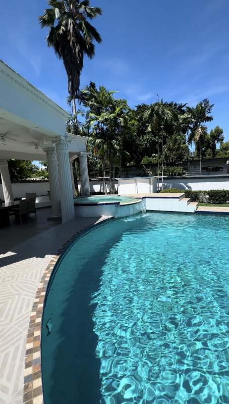 Luxury private pool, jacuzzi, patio, gazebo, palm trees Altos del Golf house in Panama City