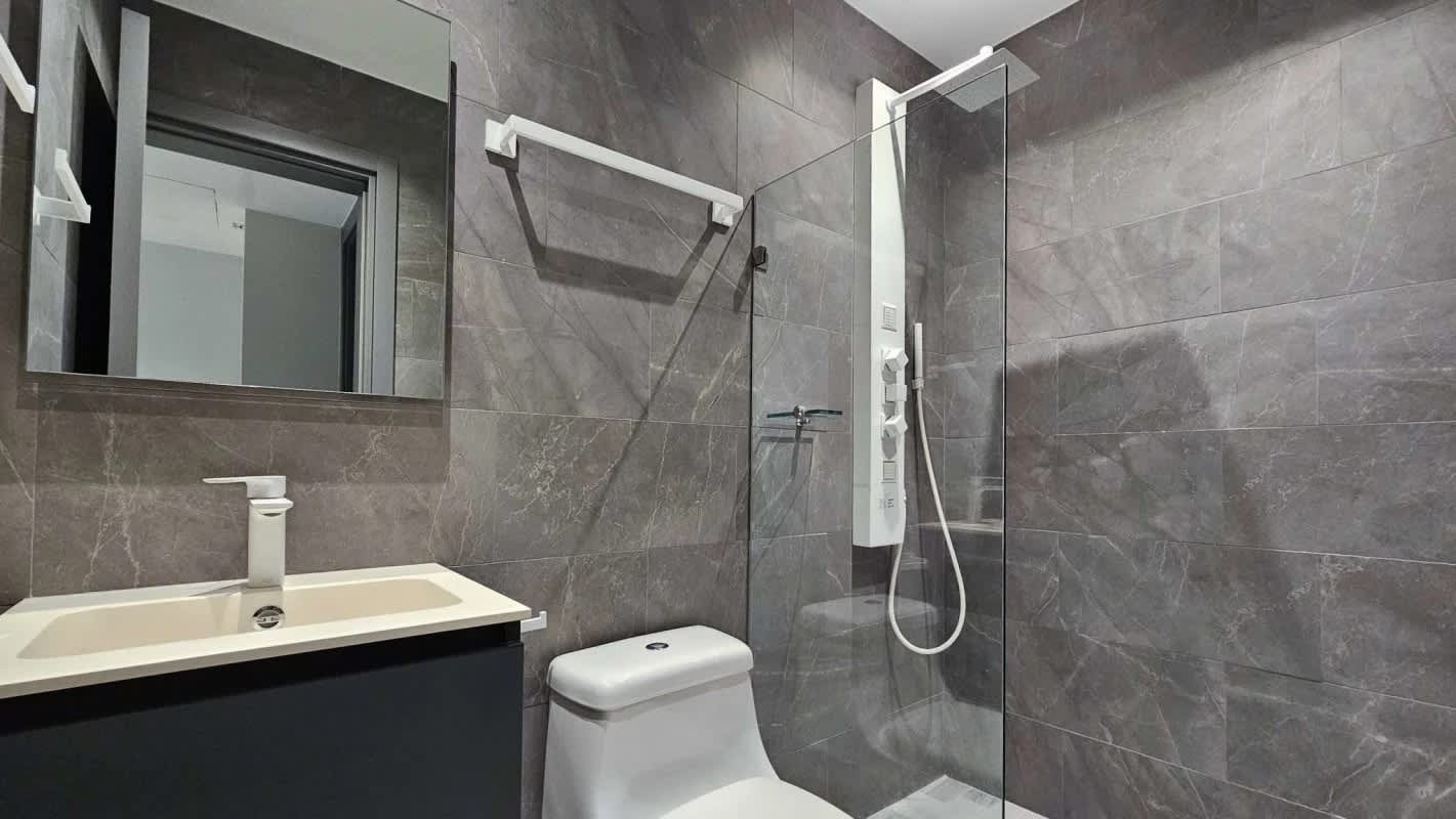 Modern dining area with artistic decor at PH BICSA Tower Panama