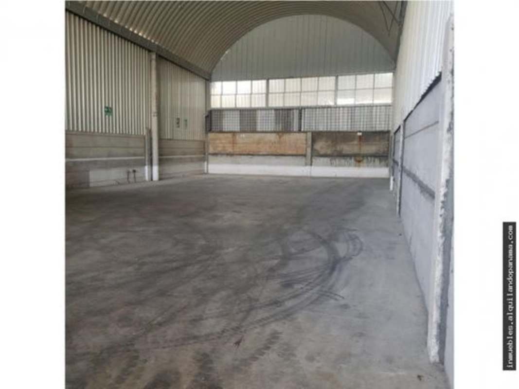 Industrial warehouse unit with concrete floor, metal roof and high clear height in Villa Zaita Panama
