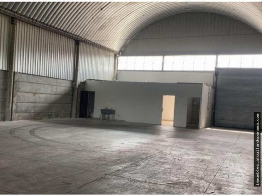 Industrial warehouse with office space, high arched ceiling, concrete floor in Villa Zaita Panama City