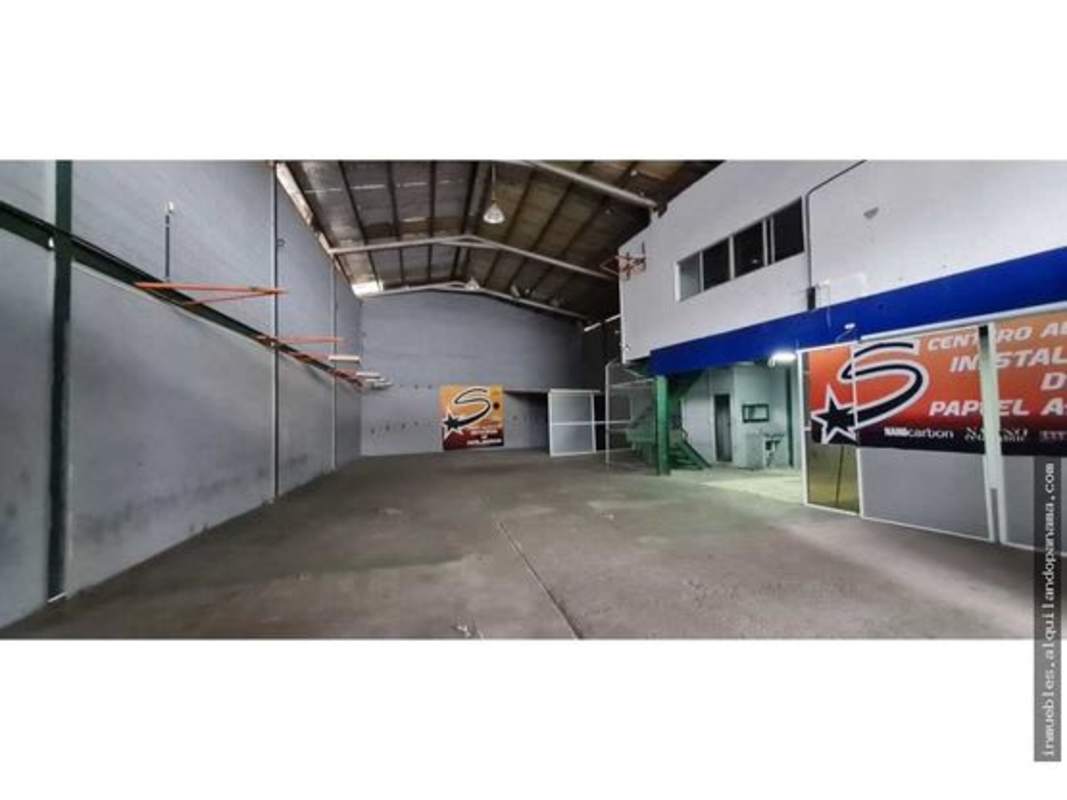 Spacious Industrial Warehouse with 7 Parkings in Río Abajo