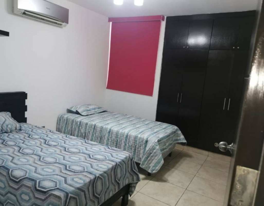 Furnished shared bedroom with AC, twin beds, and closet in PH El Cangrejo City Center