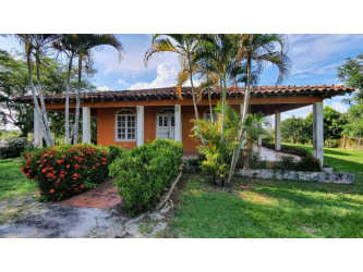 Landscaped rural property with gazebo and garden vegetation in Los Santos Panama