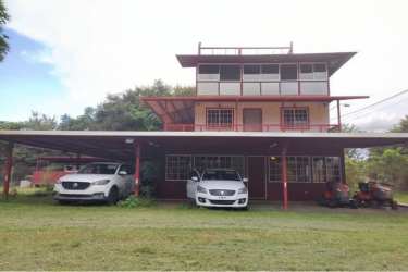 Rooftop terrace with panoramic mountain views ideal for sunbathing and gatherings in Nueva Gorgona Panama