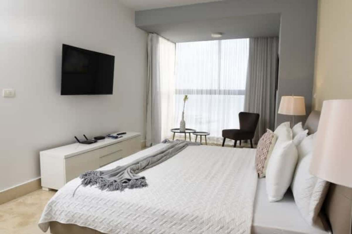 Rooftop infinity pool overlooking Pacific Ocean and skyline at Yoo Panama Avenida Balboa