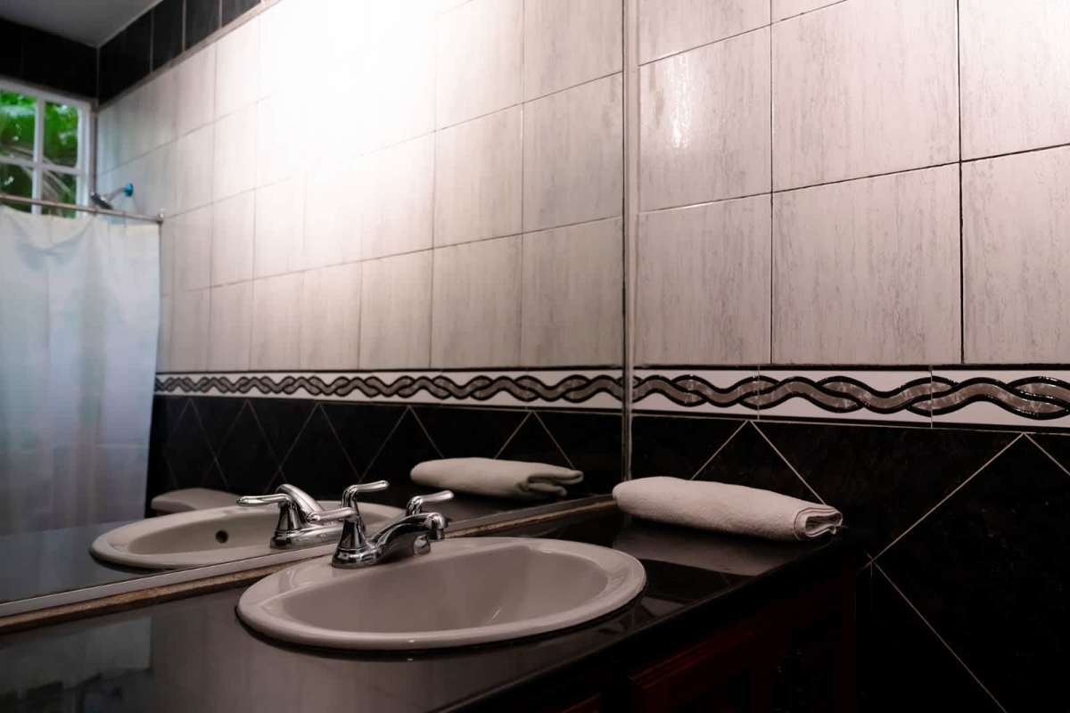 Hallway with arch ceiling recessed lighting Panama City Obarrio house