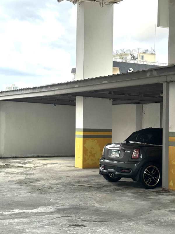 Fully equipped kitchen with wood cabinets, marble countertop and appliances in PH San Francisco Vista Panama