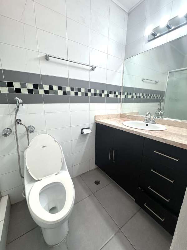 Bedroom with tile floors, ceiling fan, roller blinds, AC split unit PH San Francisco Vista Panama