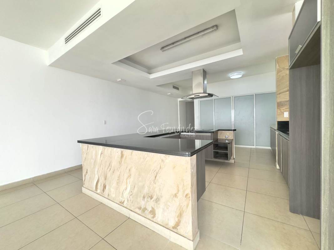 Spacious master bedroom with bay views and modern finishes in PH BICSA Tower Panama