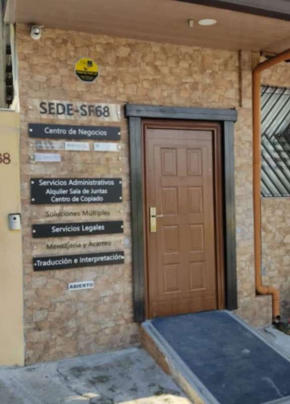 Full conference room with large table, black leather chairs, TV in Edificio Empresarial San Francisco Panama