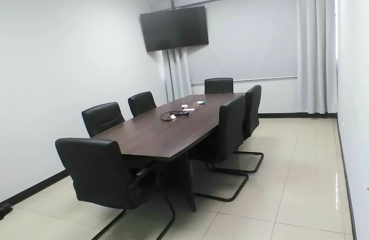 Shared workspaces with desks and ergonomic chairs inside Panama City business center