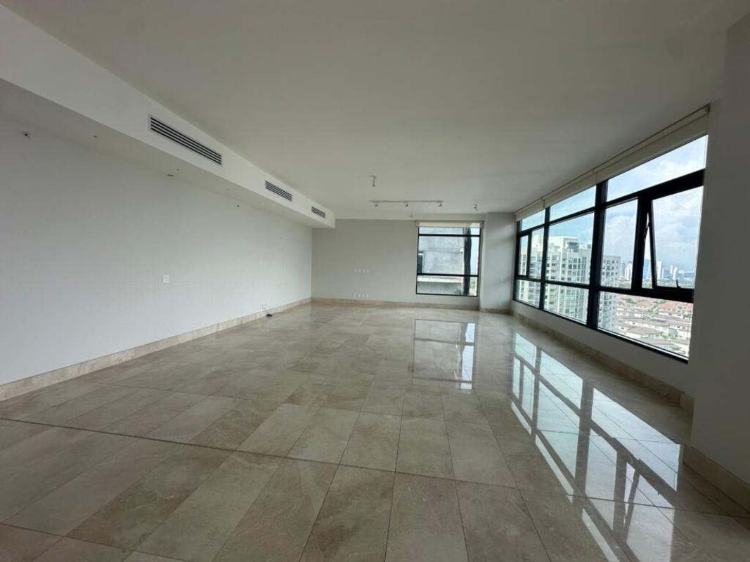 Spacious master suite with walk-in closet and golf views at PH Albatross Santa María Panama
